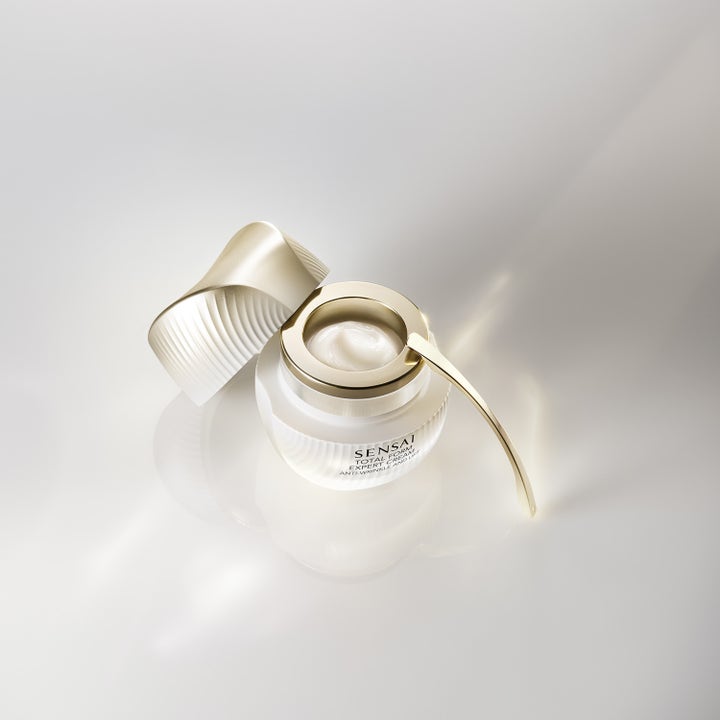 Sensai Total Form Expert Cream 50 ml kiinteyttävä kasvovoide avatussa lasipurkissa, jossa on kultainen lasta.