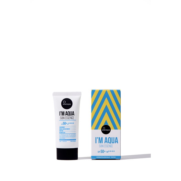 Suntique I’m Aqua Sun Essence 50 ml kosteuttava aurinkovoide valkoisessa tuubissa ja sinikeltaisessa pakkauksessa.