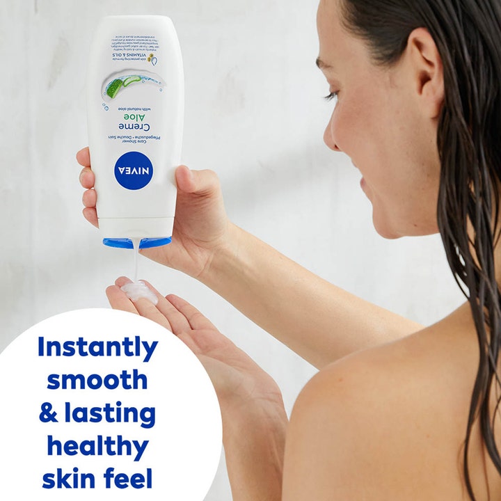 NIVEA Shower Summer Creme Aloe 250 ml suihkugeeliä annosteleva nainen ja teksti Instantly smooth healthy skin feel