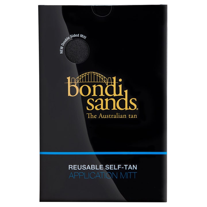 Bondi Sands Reusable Self-Tan Application Mitt levityskinnas luo tasaisen rusketuksen mustassa kultalogoisessa pakkauksessa