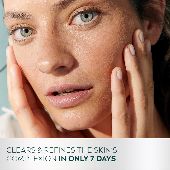 NIVEA Derma Skin Clear Night Exfoliator 40 ml yökuorinta puhdistaa ja tasoittaa ihoa mallin kasvoilla 7 päivässä.