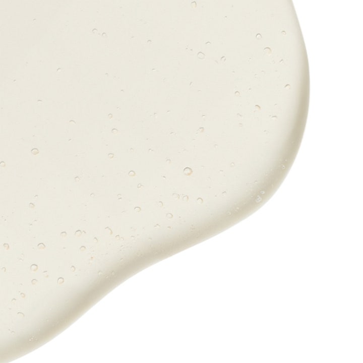 Biotherm Biosource Total Renew Oil 200 ml puhdistusöljy luo pehmeän valkoisen vaahdon ja puhdistaa ihon.