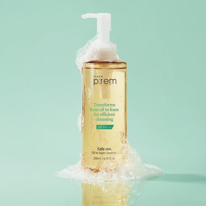 Make Prem Safe Me Oil To Foam Cleanser 200 ml pH-tasapainottava puhdistusöljy kultaisessa pullossa valkoisen vaahdon kera