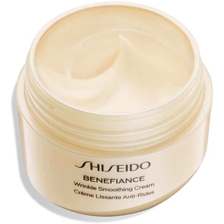 Shiseido Benefiance Wrinkle Smoothing Cream 30 ml silottava kasvovoide ja täyteläinen koostumus beigessä purkissa.