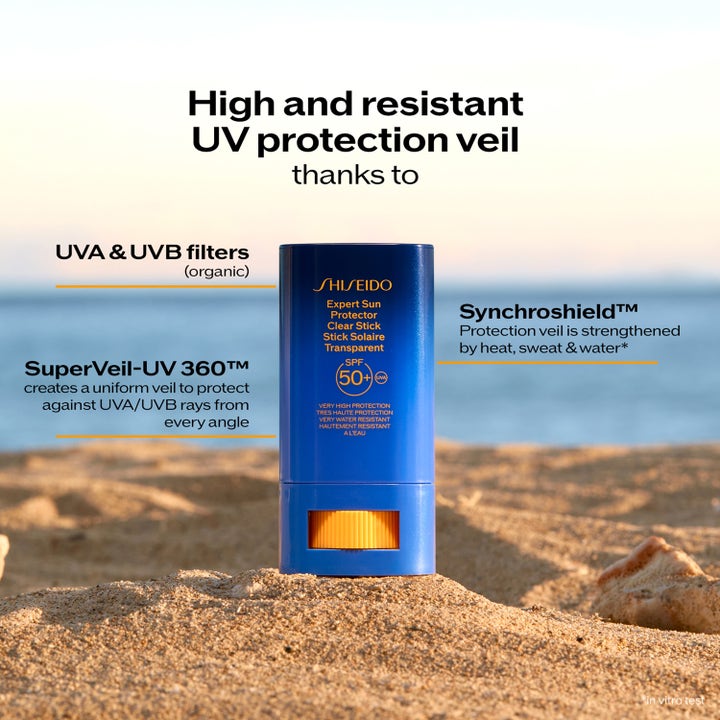 Shiseido Global Sun Care Clear Stick 20 g SPF50+ aurinkosuojapuikko hiekkarannalla selittävillä teksteillä.