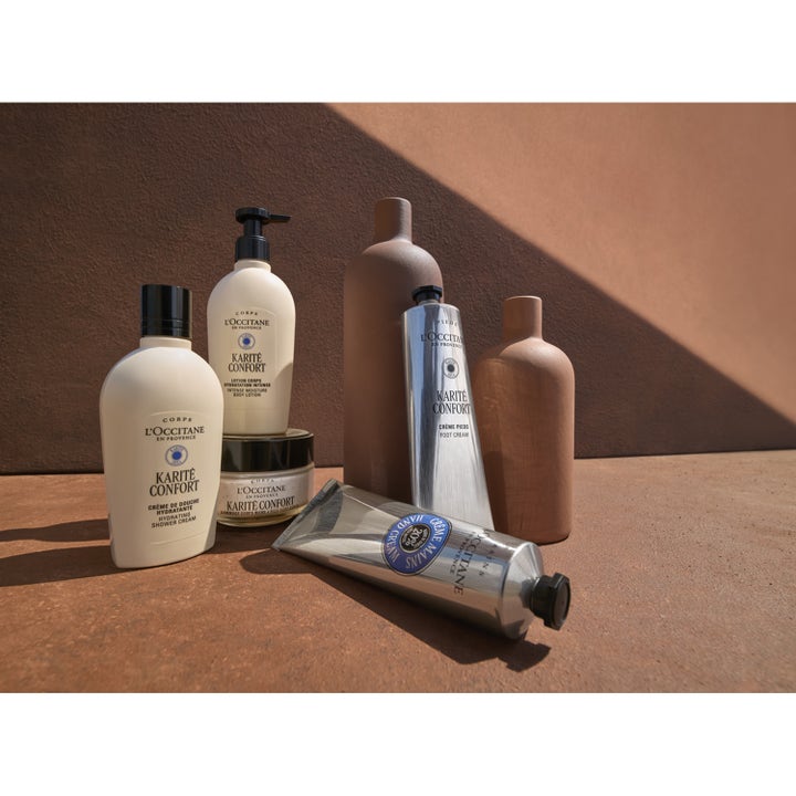 L'Occitane en Provence Shea Butter Hand Cream 150 ml ravitseva käsivoide hopeisessa tuubissa maanläheisessä miljöössä.