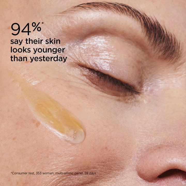 Clarins Double Serum 50 ml nuorentava seerumi kultainen tippa iholla ja teksti 94 % kokee ihon näyttävän nuoremmalta