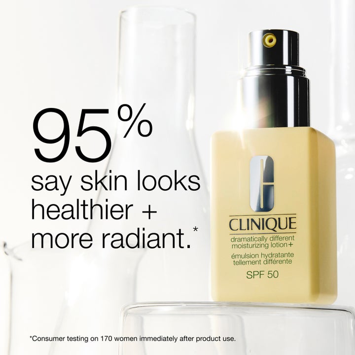 Clinique Dramatically Different SPF 50 50 ml kosteusemulsio keltaisessa pumppupullossa lasiesineiden edessä.