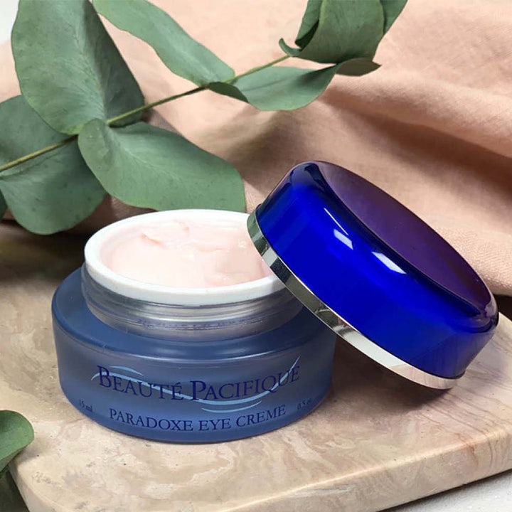 Beauté Pacifique Crème Paradoxe Eye Cream 15 ml silmänympärysvoide sinisessä lasipurkissa, jossa on vaaleanpunainen voide.