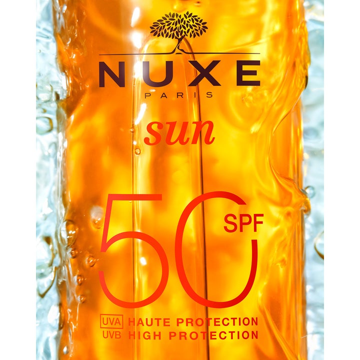 Nuxe Tanning Sun Oil 150 ml suojaava aurinkoöljy antaa SPF 50 suojan oranssissa pullossa vesikuplien keskellä.
