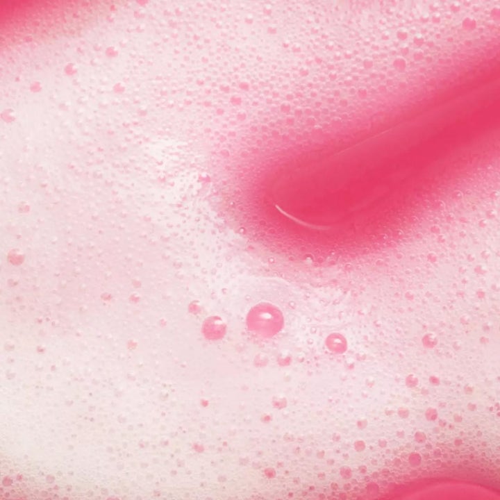 IDUN Minerals Shower Gel Hand & Body 250 ml suihkugeeli vaaleanpunaisella ja kuplivalla vaahtokoostumuksella.