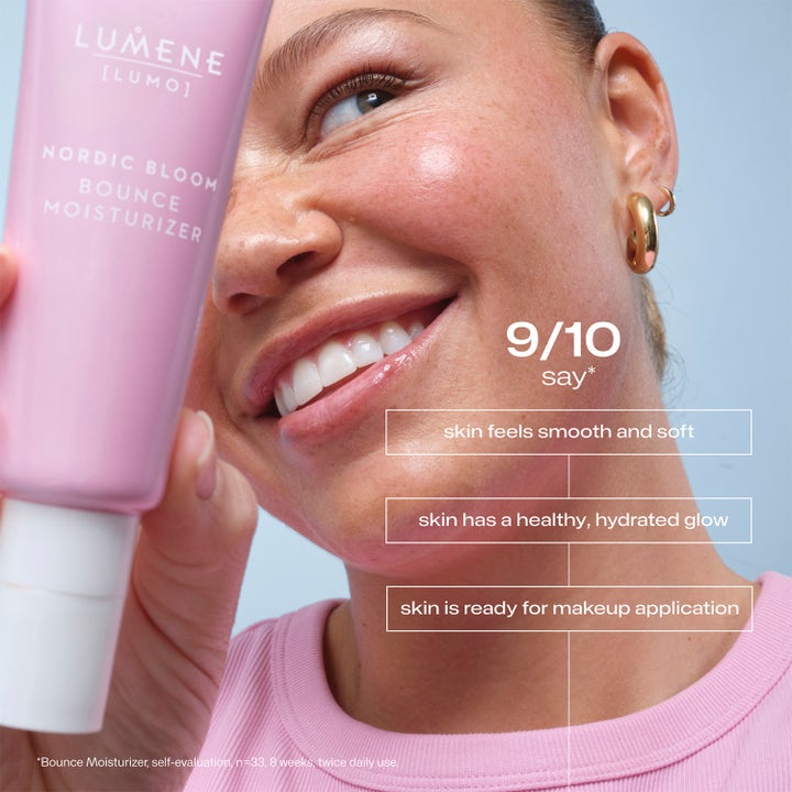 Lumene Nordic Bloom Bounce Moisturizer 50 ml silottava päivävoide tuubissa hymyilevän naisen kasvoilla.