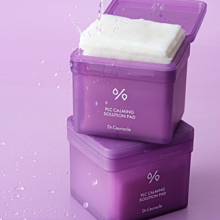 Dr. Ceuracle PLC Calming Solution Pad 130 kpl rauhoittava kasvovesi kahdessa violetissa rasiassa vesiroiskein