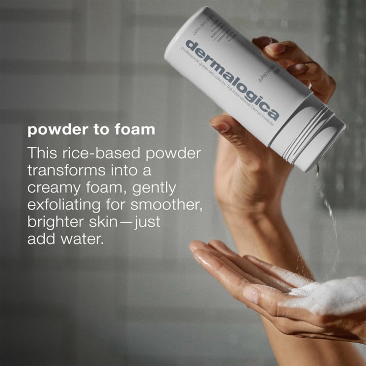Dermalogica Daily Milkfoliant 74 g kuorinta silottaa ihoa riisipohjaisella jauheella joka muuttuu vaahdoksi.