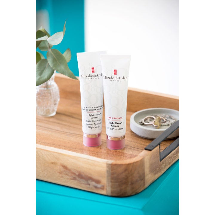 Elizabeth Arden Eight Hour Cream Skin Protectant 50 ml suojaava voide kahdessa valkoisessa tuubissa puisella tarjottimella