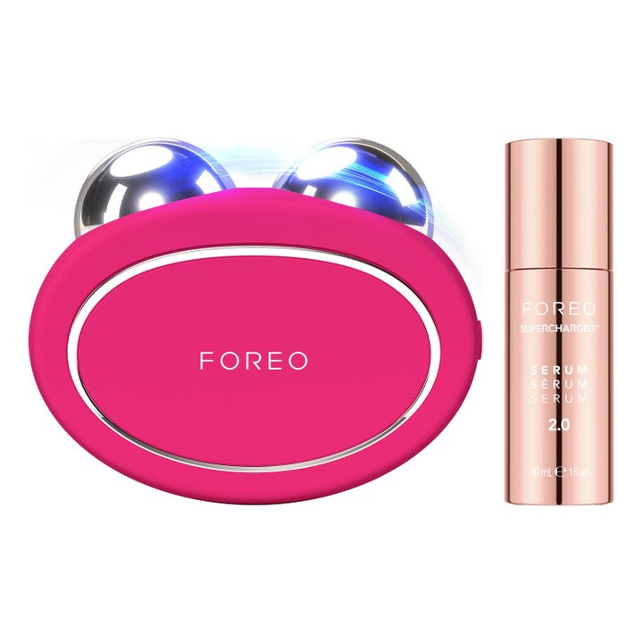 Foreo Bear 2 ja Supercharged Serum 2.0 30 ml kiinteyttävä setti jossa pinkki mikrovirtalaite ja ruusukultainen pullo.