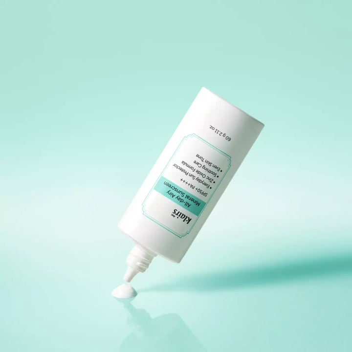 Klairs All-day Airy Mineral Sunscreen 60 g rauhoittava SPF 50+ aurinkovoide valkoisena pisarana mintunvärisellä taustalla