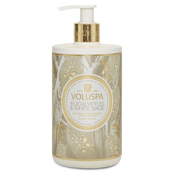 Voluspa Eucalyptus & White Sage 450 ml kosteuttava käsiemulsio valkoisessa pumppupullossa kultaisilla yksityiskohdilla.