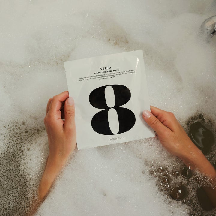Verso N°8 Hydro Soothing Mask 1 kpl rauhoittava kangasnaamio käsissä rentouttavassa vaahtokylvyssä