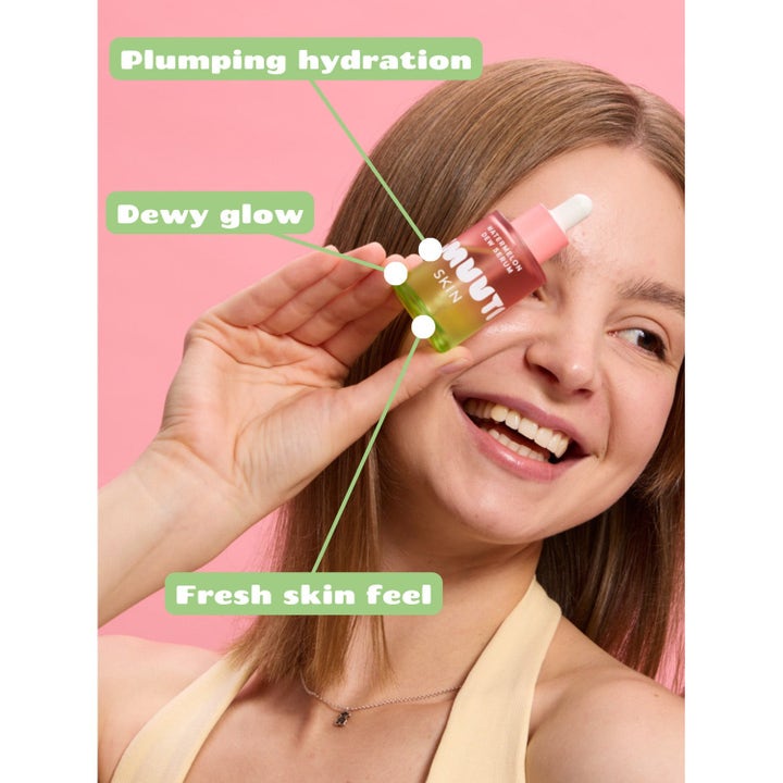 Smuuti Skin Watermelon Set kosteuttava seerumi lasipullossa antaa hehkua ja raikkaan tunteen iholle.