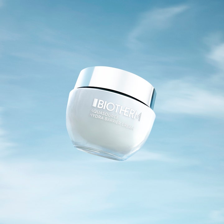Biotherm Aquasource Hydra Barrier 75 ml kosteuttava kasvovoide hopeakorkkisessa lasipurkissa taivasta vasten.