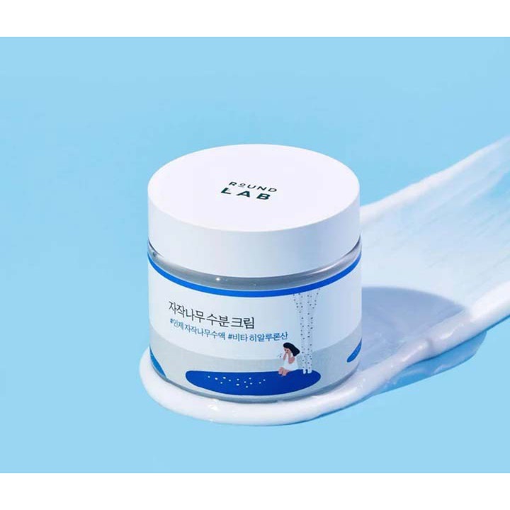 Round Lab Birch Juice Moisturizing Cream 80 ml kosteuttava kasvovoide valkoisessa purkissa voidemaisen koostumuksen päällä