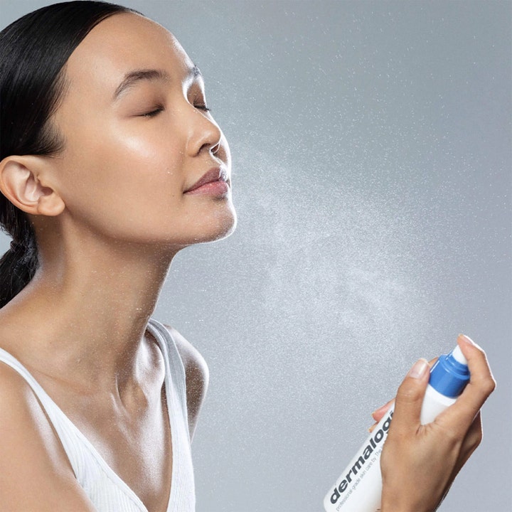 Dermalogica Hyaluronic Ceramide Mist 150 ml kosteuttava kasvosuihke jota nainen suihkuttaa hienojakoisena sumuna.