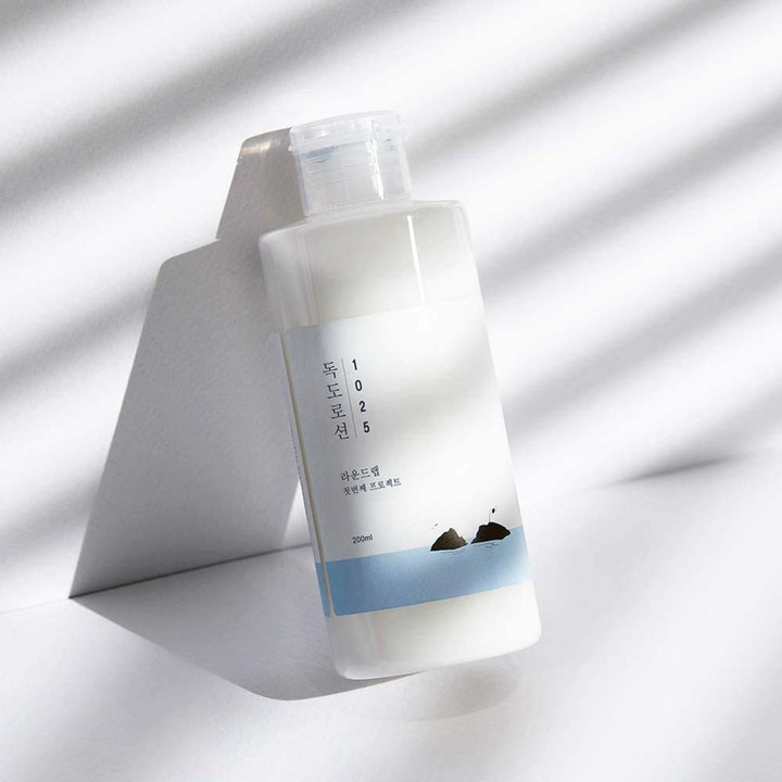 Round Lab 1025 Dokdo Lotion 200 ml kosteuttava vartaloemulsio vaaleassa pullossa, jossa on saarikuvioinen etiketti.