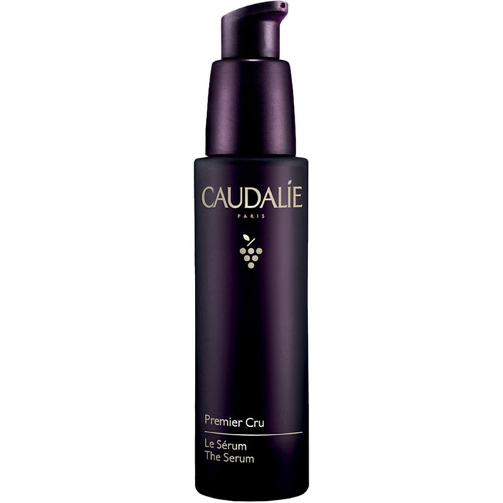 Caudalie Premier Cru Le Sérum 30 ml kiinteyttävä seerumi tummanliilassa pumppupullossa kultaisin tekstein.