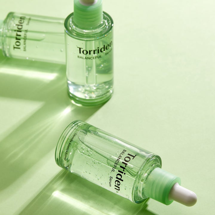 Torriden BALANCEFUL Cica Serum 50 ml rauhoittava seerumi kirkkaissa lasipulloissa vaaleanvihreällä taustalla.