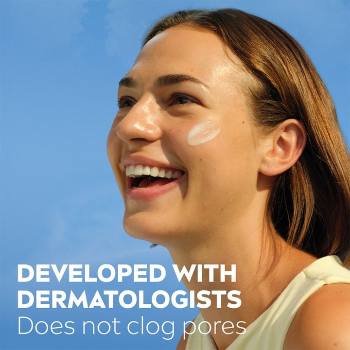 NIVEA UV Face Sensitive Cream SPF 50+ 40 ml aurinkorasva kasvoille ei tuki ihohuokosia levitettynä naisen poskelle.