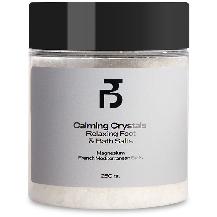 BJÖRK Calming Crystals 250 g rentouttava magnesiumkylpysuola kirkkaassa purkissa mustalla kannella
