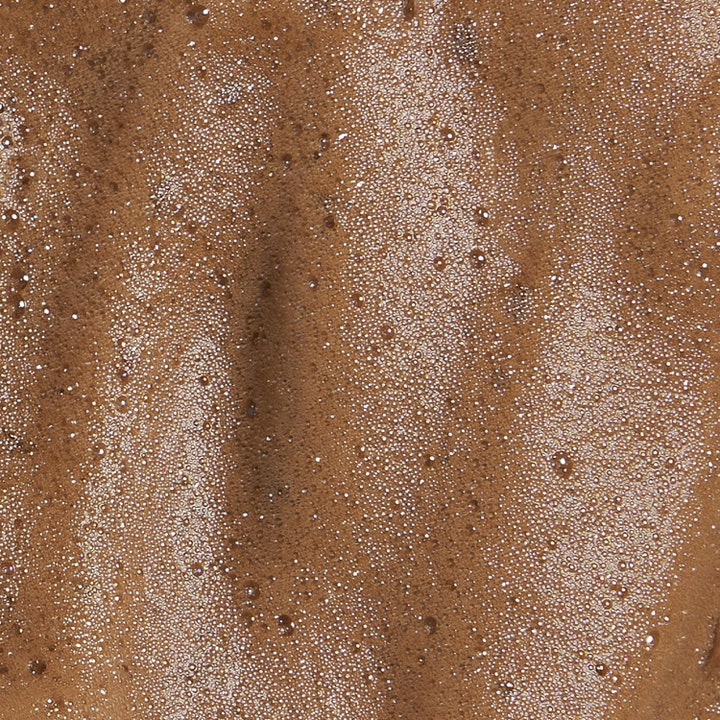 Bronza Bronzing Mousse Natural Bronze 200 ml itseruskettava vaahto on ilmavaa ja antaa aurinkoisen hehkun.