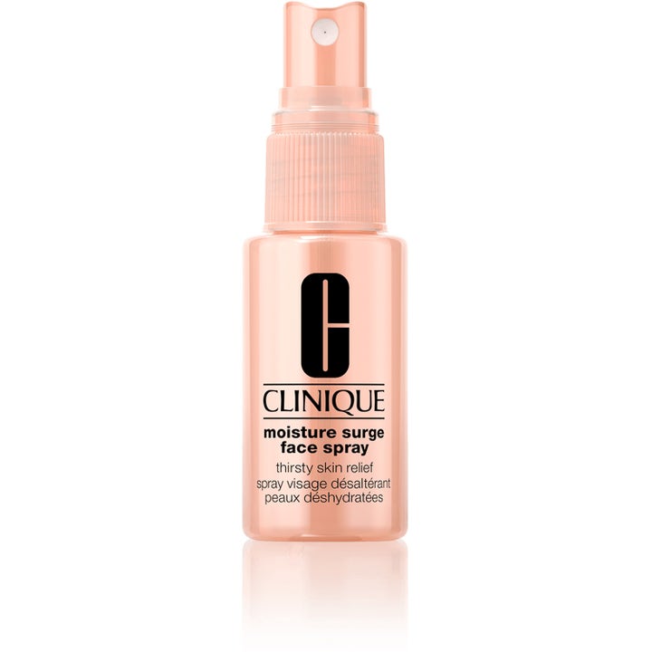 Clinique Moisture Surge Face Spray kosteuttava kasvosuihke janoiselle iholle persikanvärisessä suihkepullossa.