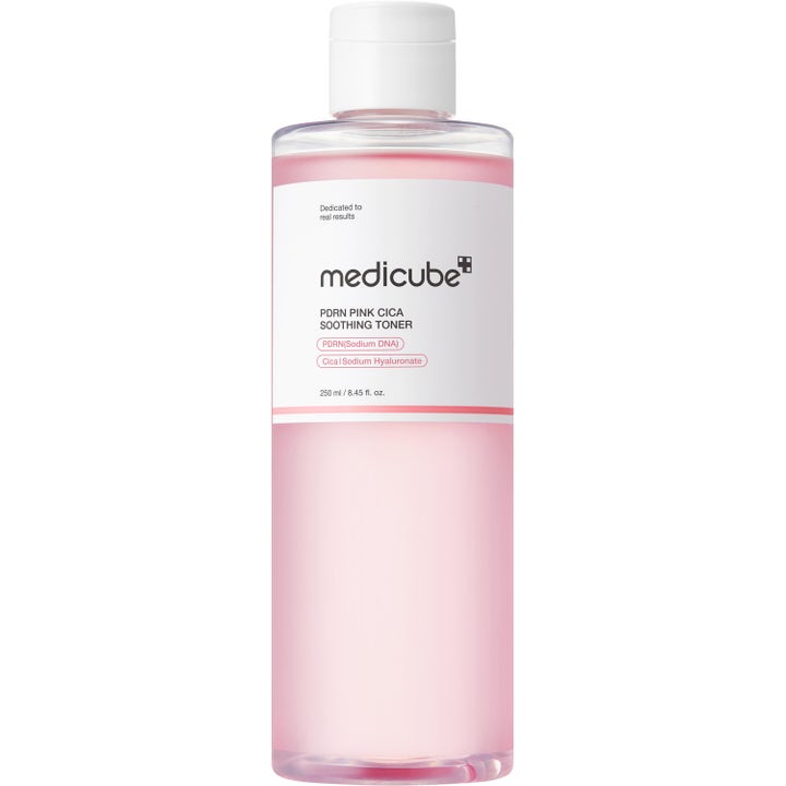 Medicube PDRN Pink Cica Soothing Toner 250 ml rauhoittava kasvovesi sisältää cicaa vaaleanpunaisena nesteenä kirkkaassa pullossa