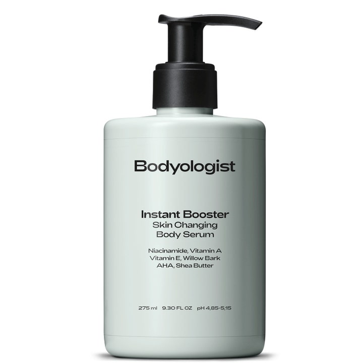Bodyologist Instant Booster 275 ml niasiiniamidia sisältävä vartaloseerumi vaaleanharmaassa pumppupullossa.