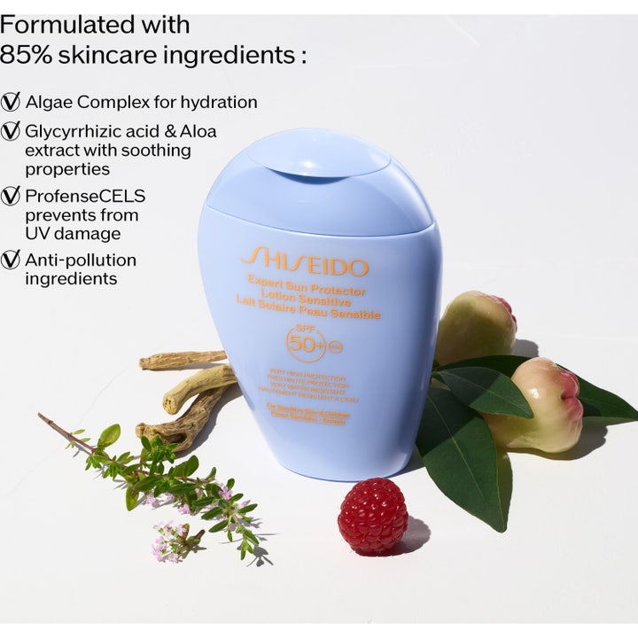 Shiseido Expert Sun Protector Lotion Sensitive SPF 50 150 ml aurinkovoide vaaleansinisessä pullossa ainesosien ympäröimänä.