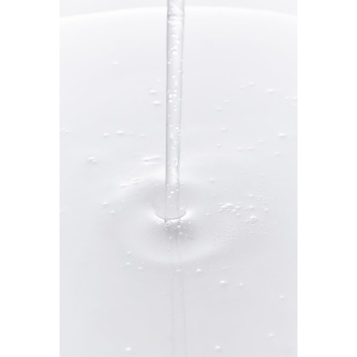Klairs Freshly Juiced Vitamin Essence Toner 180 ml kirkastava kasvovesi jonka kirkas juokseva neste kaatuu muodostaen kuplia