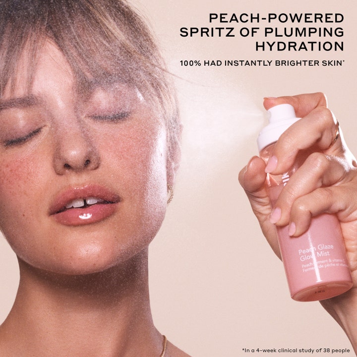 Ole Henriksen Truth Peach Glow Mist 80 ml kosteuttaa ihoa hienojakoisena suihkeena mallin kasvoille.