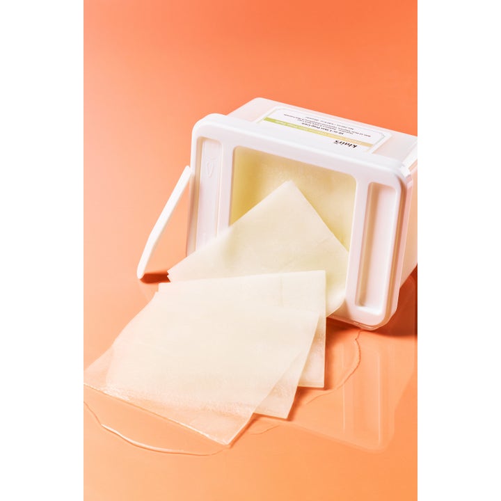 Klairs Freshly Juiced Vitamin Skin Prep Pads 80 kpl kirkastavat hoitolaput valuvat ulos valkoisesta rasiasta.