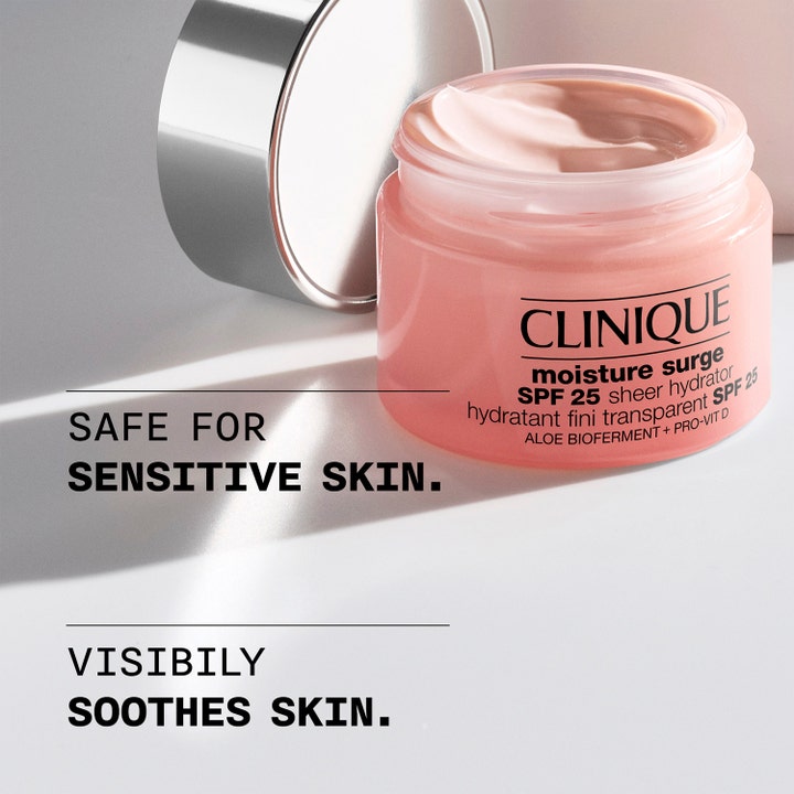 Clinique Moisture Surge SPF25 Sheer Hydrator 50 ml päivävoide rauhoittaa ihoa vaaleanpunaisessa lasipurkissa.