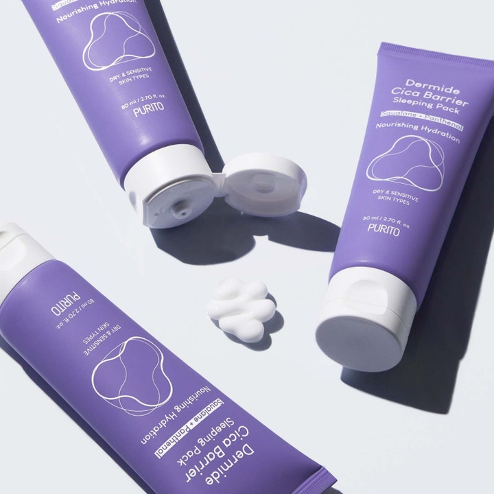Purito Dermide Cica Barrier Sleeping Pack 80 ml rauhoittava yönaamio purppuranvärisessä tuubissa ja valkoista voidetta.