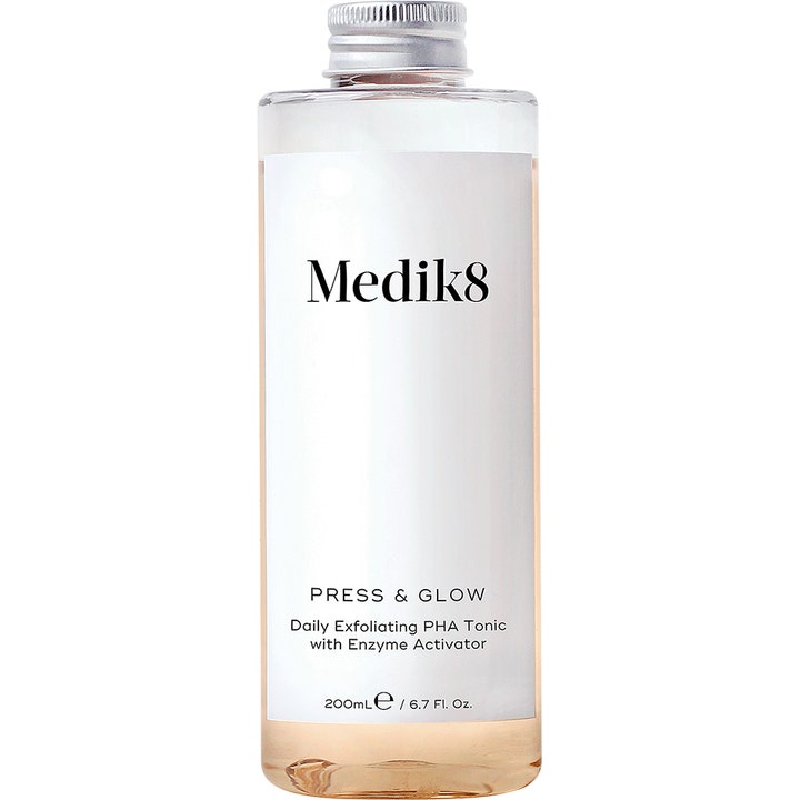 Medik8 Press & Glow 200ml kirkastava kuoriva PHA-kasvovesi kirkkaassa pullossa jossa on hopeinen korkki
