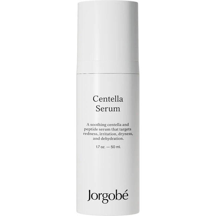 Jorgobé Centella Serum 50 ml rauhoittava seerumi laskee punoitusta valkoisessa tyylikkäässä pumppupullossa