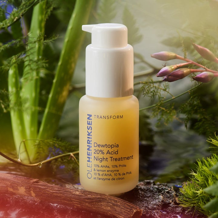 Ole Henriksen Detox & Glow 105 ml heleyttävä kasvonaamio huurteisessa lasipullossa vehreässä luonnossa.