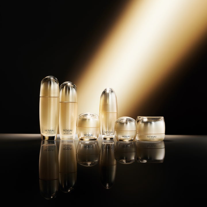Sensai Ultimate The Concentrate N 30 ml uudistava kasvoseerumi osana ylellistä kultaista tuotesarjaa valokeilassa.