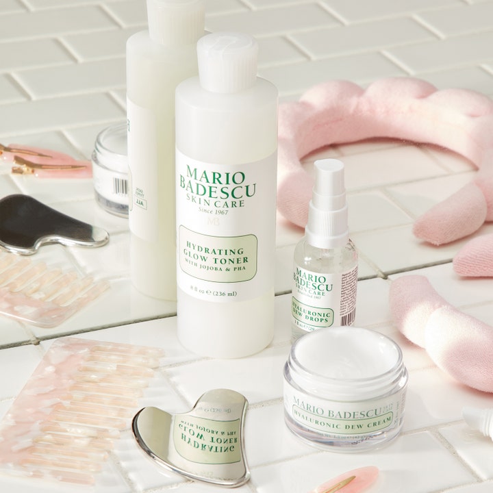 Mario Badescu Hydrating Glow Toner 236 ml kosteuttava kasvovesi pannan ja gua sha -työkalun keskellä.