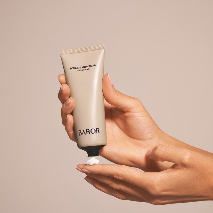 Babor Soul & Body Hand Cream 75 ml kosteuttava käsivoide beigessä tuubissa, josta puristetaan valkoista voidetta.