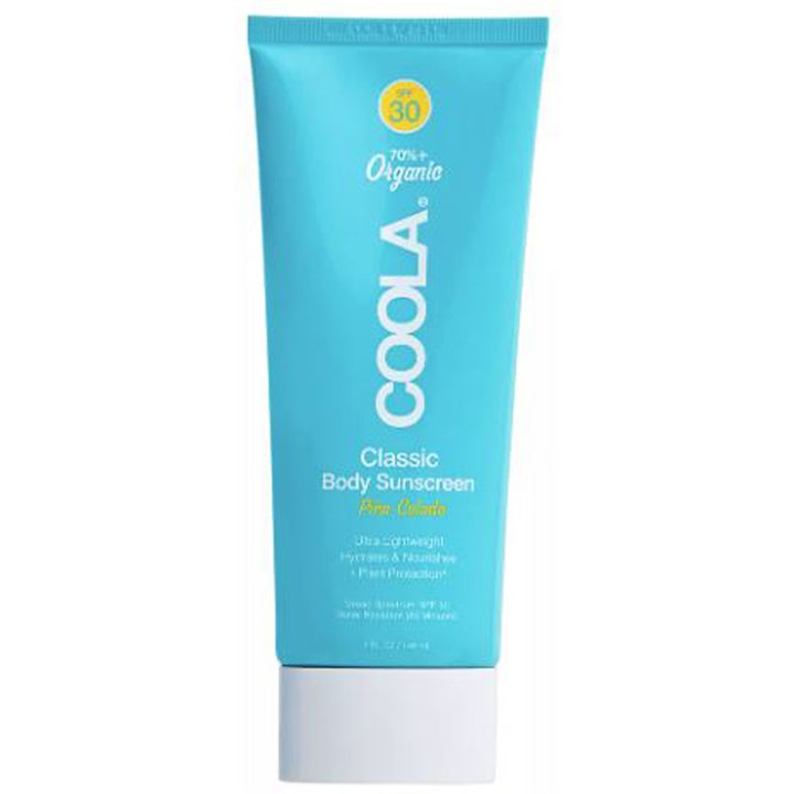 Coola Classic Body Sunscreen Pina Colada SPF 30 148 ml kosteuttaa ja suojaa ihoa vaaleansinisessä tuubissa
