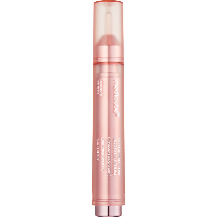 Medicube Collagen Glow Booster Serum 15 ml heleyttävä seerumi kynämäisessä vaaleanpunaisessa tuubissa kirkkaalla korkilla